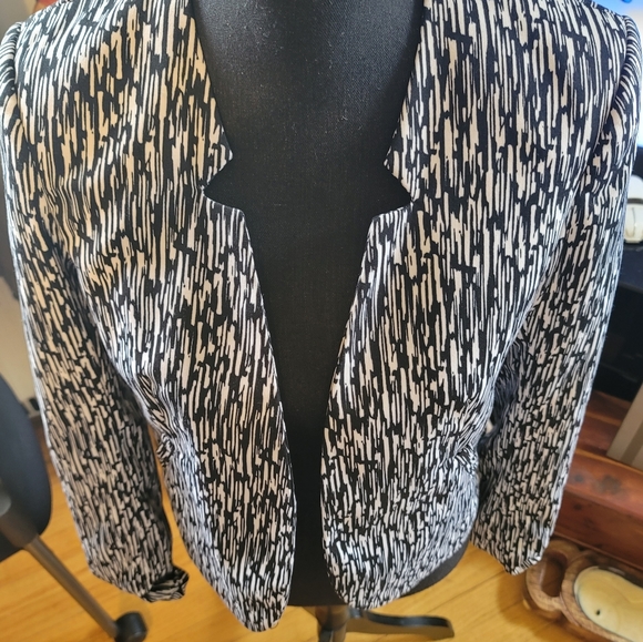 WOMEN'S H & M DIVIDED BLACK AND WHITE BLAZER SPLATTERED LOOK - Picture 2 of 7